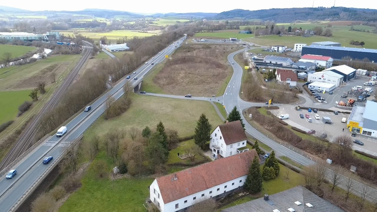 Abfahrt B49: Gewerbegrundstück zur Bebauung/Entwicklung