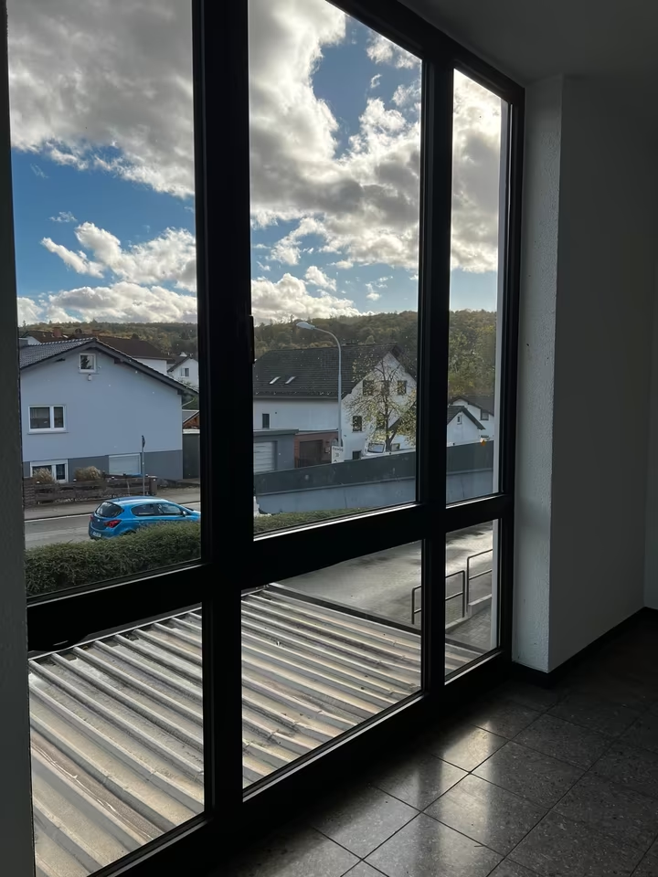 Fensterfront mit Blick auf die Straße