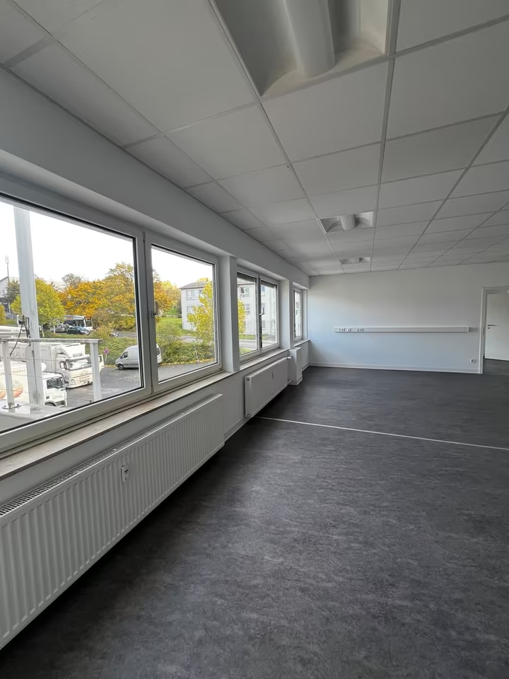 Fensterfront mit Blick auf den Innenhof